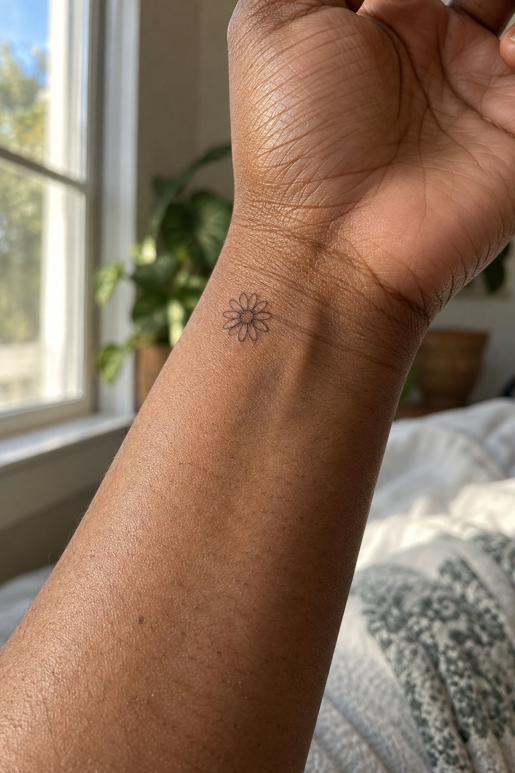 Frame a Geometric Daisy With Crisp Linework